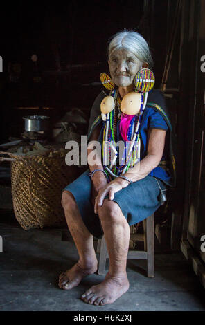 Chin-Staat, Myanmar, 10. November 2014: Muun Stamm Frau in ihrer Küche Stockfoto