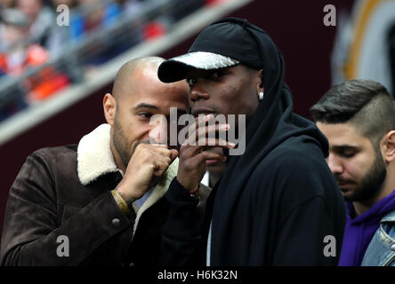 Manchester United Paul Pogba (rechts) und Thierry Henry während der NFL International Series match im Wembley Stadium, London. Stockfoto