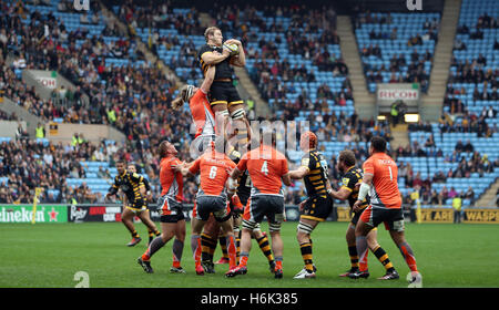 Wespen Joe Launchbury gewinnt eine Lineout während der Aviva Premiership-Match bei der Ricoh Arena in Coventry. Stockfoto