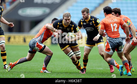 Wespen Joe Launchbury von Newcastle Falcons Mike Delany während der Aviva Premiership-Spiels in der Ricoh Arena Coventry in Angriff genommen wird. Stockfoto