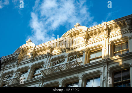 Detail einer So Ho-Cast Bügeleisen historische Gebäude in New York City Stockfoto