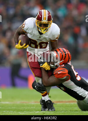 Washington Redskins Wide Receiver Jamison Crowder (links) von Cincinnati Bengals Linie Backer Vontaze Burfict während der NFL International Series Spiel im Wembley Stadion in London in Angriff genommen wird. PRESSEVERBAND Foto. Bild Datum: Sonntag, 30. Oktober 2016. PA-Geschichte-Rost-London zu sehen. Bildnachweis sollte lauten: Simon Cooper/PA Wire. Einschränkungen: Nachrichten und redaktionelle Verwendung nur. Kommerzielle/Non-redaktionelle Verwendung erfordert die vorherige schriftliche Zustimmung der NFL. Digitale Nutzung vorbehaltlich angemessener Zahl Einschränkung und keine video-Simulation des Spiels. Für weitere Informationen rufen Sie bitte + 44 (0) 115 8447447 Stockfoto