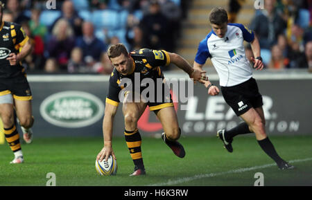 Wespen Jimmy Gopperth erhält ihren dritten Versuch während der Aviva Premiership-Spiels in der Ricoh Arena in Coventry. Stockfoto