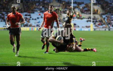 Wespen Jimmy Gopperth erhält ihren vierten Versuch während der Aviva Premiership-Spiels in der Ricoh Arena in Coventry. Stockfoto