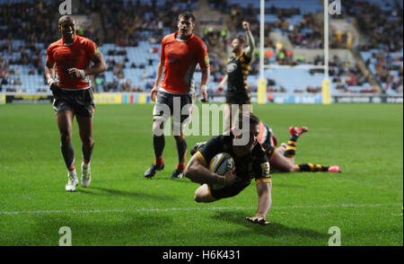 Wespen Jimmy Gopperth erhält ihren vierten Versuch während der Aviva Premiership-Spiels in der Ricoh Arena in Coventry. Stockfoto