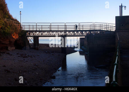 Sidmouth. Die Alma-Brücke über den Fluss Sid in Sidmouth, Devon, eine temporäre Struktur bald durch Erosion der Felsen flussaufwärts verschoben werden soll. Stockfoto