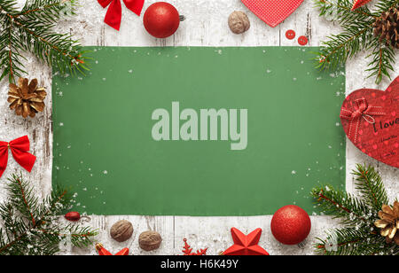 Weihnachten Winter Tabelle Hintergrundbild mit Weihnachtsschmuck und Freiraum zur Begrüßung Text. Stockfoto