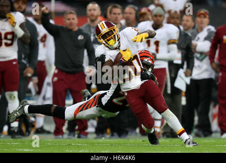 Washington Redskins Wide Receiver Jamison Crowder (rechts) von Cincinnati Bengals Ecke zurück Dre Kirkpatrick während des NFL International Series-Spiels im Wembley Stadium, London in Angriff genommen wird. PRESSEVERBAND Foto. Bild Datum: Sonntag, 30. Oktober 2016. PA-Geschichte-Rost-London zu sehen. Bildnachweis sollte lauten: Simon Cooper/PA Wire. Einschränkungen: Nachrichten und redaktionelle Verwendung nur. Kommerzielle/Non-redaktionelle Verwendung erfordert die vorherige schriftliche Zustimmung der NFL. Digitale Nutzung vorbehaltlich angemessener Zahl Einschränkung und keine video-Simulation des Spiels. Für weitere Informationen rufen Sie bitte + 44 (0) 115 8447447 Stockfoto