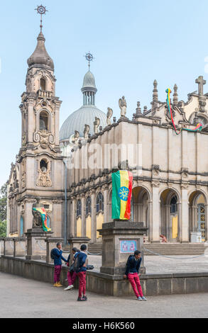 Addis Abeba, Äthiopien - 14. Januar 2016: Joung Einheimischen vor der Kathedrale der Heiligen Dreifaltigkeit Stockfoto