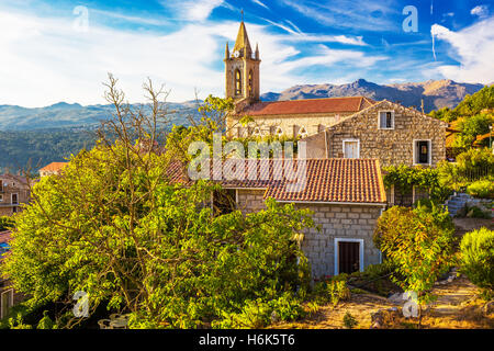 Kirche in Zonza Dorf mit typischen Steinhäusern bei Sonnenuntergang, Korsika, Frankreich, Europa Stockfoto