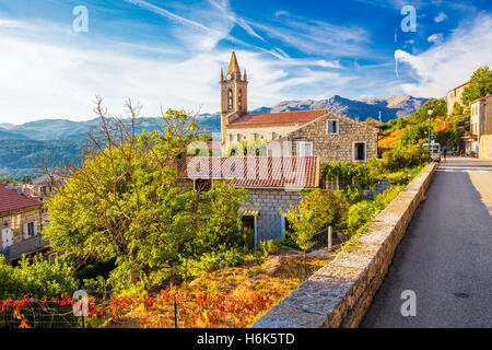 Kirche in Zonza Dorf mit typischen Stein befindet sich bei Sonnenuntergang, Korsika, Frankreich, Europa. Stockfoto