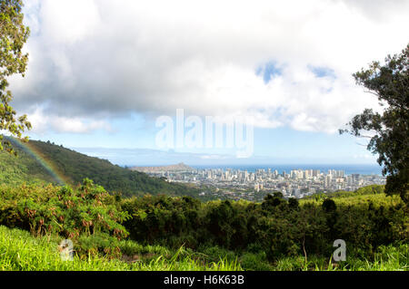 Blick über Honolulu und den Diamond Head Krater auf Oahu, Hawaii, USA. Stockfoto