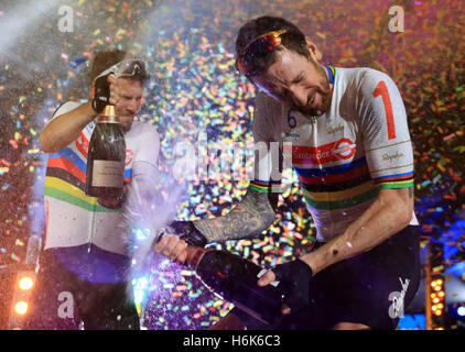 Der Brite Mark Cavendish (links) und Sir Bradley Wiggins sprühen Champagner nach einem zweiten Platz in den sechs Messetagen London in Lee Valley Velopark, London. Stockfoto