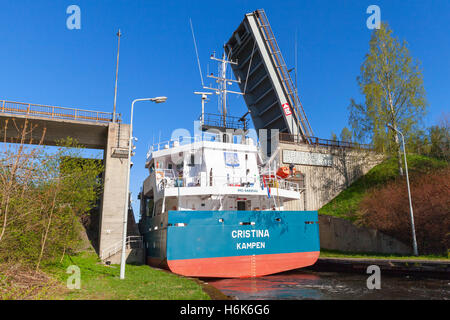 Tsvetochnoye, Russland - 16. Mai 2015: Frachtschiff kommt auf das schmale Tor des Schlosses auf dem Saimaa-Kanal, Transport cana Stockfoto