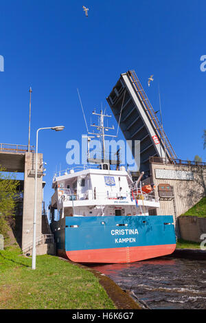 Tsvetochnoye, Russland - 16. Mai 2015: Große Frachtschiff kommt auf das schmale Tor des Schlosses auf dem Saimaa-Kanal, Transport Stockfoto