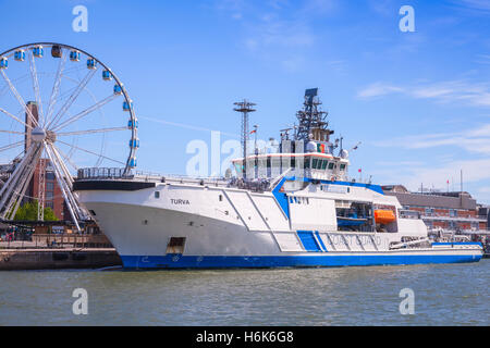 Helsinki, Finnland - 13. Juni 2015: Finnische Offshore-Patrouillenschiff Turva tritt in den Hafen von Helsinki. Das größte Schiff der fle Stockfoto