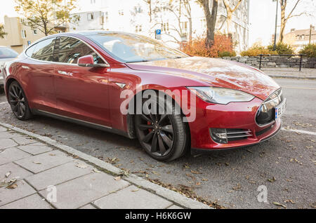 Trondheim, Norwegen - 19. Oktober 2016: Red Tesla Model S, Full-Size-vollelektrische 5-Türer, Luxus Liftback, produziert von Tesla Mo Stockfoto