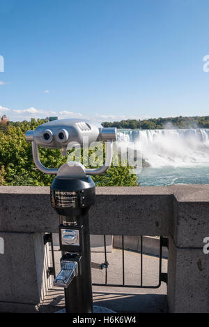 Münz-Fernglas für die Anzeige von den American Falls und andere Objekte von der kanadischen Seite von Niagara Falls Stockfoto