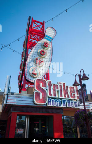 Eine Kegelbahn Zeichen für Rock ' n' Bowl, eine touristische Attraktion neben Clifton Hill in Niagara Falls, Kanada Stockfoto