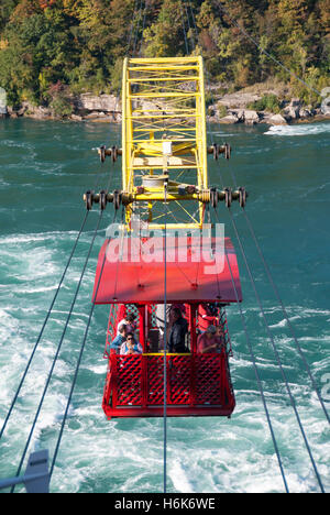 Seit 1916 in Betrieb wird der Niagara Aero Car gesehen über den Niagara River und die Whirlpool Rapids in Niagara Falls, Kanada Stockfoto