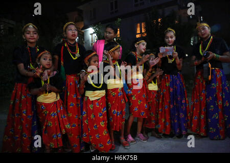 Kathmandu, Nepal. 30. Oktober 2016. Nepalesische Mädchen spielen "Bhaili" als Feier des Laxmi Puja, am dritten Tag der Tihar-Festival. Lakshmi Puja ist eines der wichtigen Ritualen während des Festivals von Diwali. Dieses Ritual wird durchgeführt, um die Göttin Lakshmi zu Hause einladen. Gebete sind der Göttin angeboten, so dass das neue Jahr (Hindu Neujahr) Frieden, Reichtum und Wohlstand voller. Wie Diwali Puja beschreibt Schritt für Schritt Anleitung um eine einfache Diwali Puja zu Hause durchzuführen. Bildnachweis: Archana Shrestha/Pacific Press/Alamy Live-Nachrichten Stockfoto