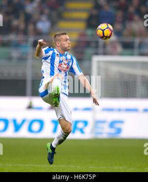 Mailand, Italien. 30. Oktober 2016. Michele Fornasier Pescara Calcio in Aktion während der Serie A Spiel zwischen AC Mailand und Pescara Calcio im Stadio Giuseppe Meazza am 30. Oktober 2016 in Mailand, Italien. AC Milan gewinnt 1: 0 über Pescara Calcio. Bildnachweis: Nicolo Campo/Pacific Press/Alamy Live-Nachrichten Stockfoto