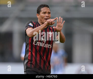 Mailand, Italien. 30. Oktober 2016. Carlos Bacca des AC Milan Gesten während der Serie A Spiel zwischen AC Mailand und Pescara Calcio im Stadio Giuseppe Meazza am 30. Oktober 2016 in Mailand, Italien. AC Milan gewinnt 1: 0 über Pescara Calcio. Bildnachweis: Nicolo Campo/Pacific Press/Alamy Live-Nachrichten Stockfoto