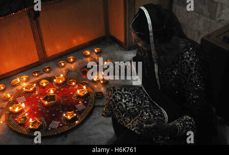 Lahore, Pakistan. 30. Oktober 2016. Pakistanische Hindus Familie von religiösen Ritualen teilnehmen feiern Diwali, das Festival der Lichter und Kerzen anzünden, wie sie Diwali markieren. Diwali, das Festival of Lights, Sieg über das Böse und erinnert an die Zeit als Hindu-Gott Lord Rama erreicht Sieg über Ravana und kehrte in sein Reich Ayodhya, nach bezwingen der Dämonenkönig Ravana und nehmen Menschen aus der Dunkelheit zum Licht und den Sieg des guten über das Böse symbolisiert. Bildnachweis: Rana Sajid Hussain/Pacific Press/Alamy Live-Nachrichten Stockfoto