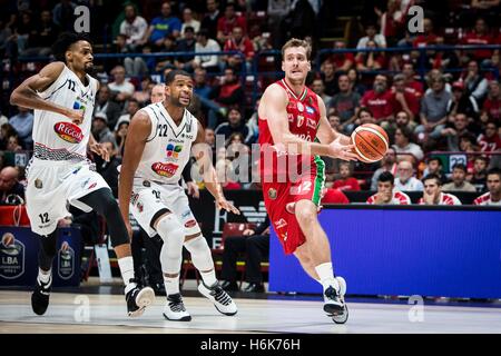 Mailand, Italien. 30. Oktober 2016. Zoran Dragic (EA7 Emporio Armani Milano) fährt in den Korb während des Spiels der italienischen LegaBasket A zwischen EA7 Emporio Armani Mailand Vs Pasta Reggia Caserta im Mediolanum Forum Assago. Gewinnen Sie einfach für die EA7 Emporio Armani Mailand in der italienischen Basketball-Liga 100-80 Vs Caserta. © Roberto Finizio/Pacific Press/Alamy Live-Nachrichten Stockfoto