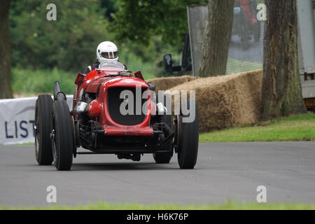 Chris Williams Fäden sorgfältig die 24 litre1929 Napier Bentley bergauf bei The Chateau Impney Hillclimb 2016 Stockfoto