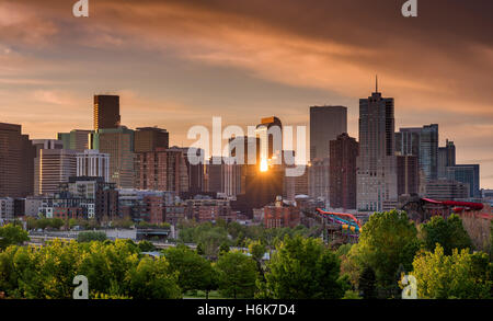 Einzigartige Aussicht auf die Skyline von Denver Colorado mit einer Sonne Sterne Reflexion Stockfoto