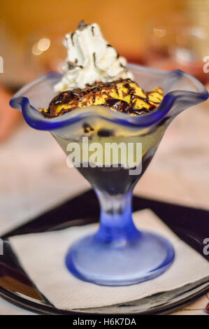 Tiramisu Dessert in einer blauen Tasse Stockfoto