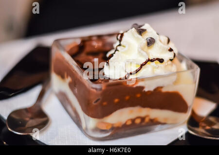 Tiramisu Dessert in einer quadratische Schale mit zwei Löffeln Stockfoto