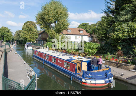 Kanalboot verlassen Boulter Lock, Themse, Maidenhead, Berkshire, England, Vereinigtes Königreich Stockfoto