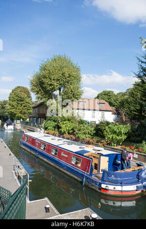 Kanalboot verlassen Boulter Lock, Themse, Maidenhead, Berkshire, England, Vereinigtes Königreich Stockfoto