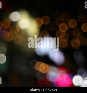 Defokussierten Nachtlichter auf Straße. Stockfoto