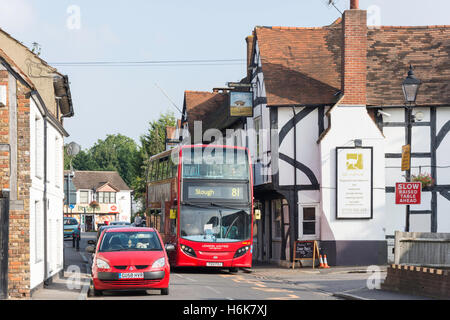 Doppeldecker-Bus Reisen durch High Street, Colnbrook, Berkshire, England, Vereinigtes Königreich Stockfoto