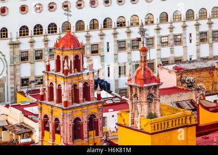 Unsere Liebe Frau von Guanajuato Kirche Türme Türme Universität Guanajuato, Mexiko von Le Pipila Aussichtspunkt Stockfoto