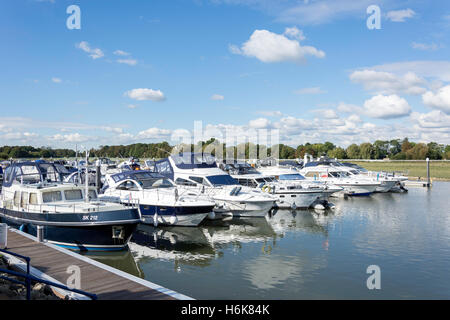 Rennbahn-Marina auf der Themse, Maidenhead Road, Windsor, Berkshire, England, Vereinigtes Königreich Stockfoto