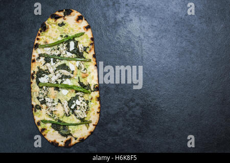 Spargel und Hähnchen Holzofen pizza Stockfoto