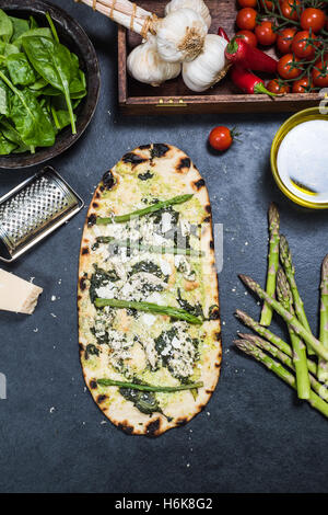 grünen Spargel und Hähnchen Pizza auf Holz befeuerten dünne Kruste Stockfoto