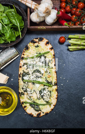 grünen Spargel und Hähnchen Pizza auf Holz befeuerten dünne Kruste Stockfoto