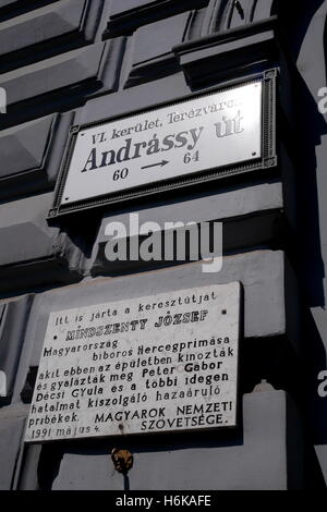 Straßenschild an der Wand von dem Haus des Terrors, Andrassy Ut 60, Budapest, Ungarn Stockfoto