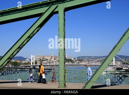 Freiheitsbrücke (Szabadsag hid), überqueren die Donau, mit Elisabeth-Brücke und den königlichen Palast im Hintergrund, Budapest, Ungarn Stockfoto