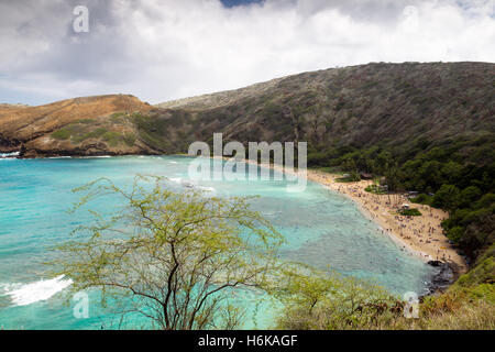 Blick über Hanauma Bay, einem beliebten Strand und Schnorcheln auf Oahu, Hawaii, USA. Stockfoto