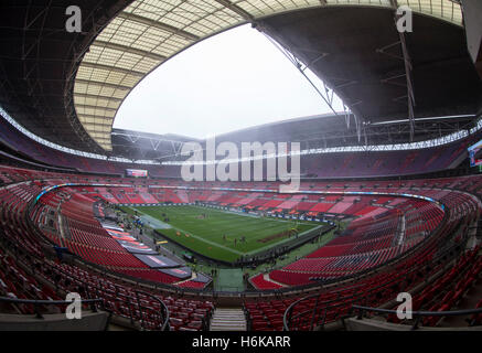 30.10.2016. Wembley Stadium, London, England. NFL International Series. Cincinnati Bengals gegen Washington Redskins. Gesamtansicht des Stadion steht und Platz auf der Tribüne von der Redskins Ecke genommen. Stockfoto