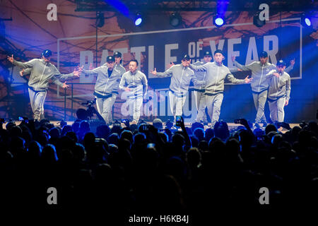 Essen, Deutschland. 29. Oktober 2016. Die Breakdance-Gruppe "The Floorriorz" aus Japan auf der Bühne während des abschließenden Breakdance-Wettbewerbs "Battle of the Year" in Essen, Deutschland, 29. Oktober 2016 durchführen. Foto: MAJA HITIJ/Dpa/Alamy Live News Stockfoto