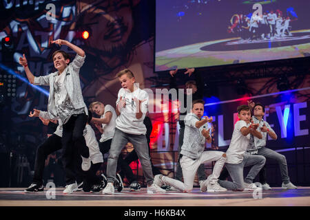 Essen, Deutschland. 29. Oktober 2016. Die Breakdance-Gruppe "Gewinner Boty Kids" auf der Bühne während des abschließenden Breakdance-Wettbewerbs "Battle of the Year" in Essen, Deutschland, 29. Oktober 2016 durchführen. Foto: MAJA HITIJ/Dpa/Alamy Live News Stockfoto