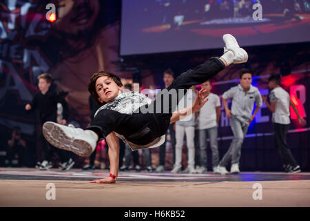 Essen, Deutschland. 29. Oktober 2016. Die Breakdance-Gruppe "Gewinner Boty Kids" auf der Bühne während des abschließenden Breakdance-Wettbewerbs "Battle of the Year" in Essen, Deutschland, 29. Oktober 2016 durchführen. Foto: MAJA HITIJ/Dpa/Alamy Live News Stockfoto