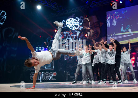 Essen, Deutschland. 29. Oktober 2016. Die Breakdance-Gruppe "Gewinner Boty Kids" auf der Bühne während des abschließenden Breakdance-Wettbewerbs "Battle of the Year" in Essen, Deutschland, 29. Oktober 2016 durchführen. Foto: MAJA HITIJ/Dpa/Alamy Live News Stockfoto